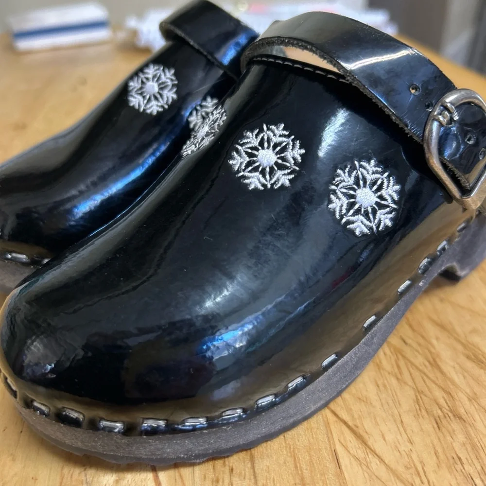 Black Slippers with Comfortable Footbed and‎ Open Back